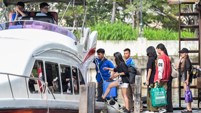 Sejumlah penumpang berjalan menuju kapal penyeberangan Kepulauan Seribu di Dermaga Marina Ancol, Jakarta, Rabu (7/2/2024). Pihak pengelola manyatakan aktivitas penyeberangan masyarakat lokal maupun wisatawan di dermaga tersebut mencapai 200 penumpang di hari biasa dan 1.000 penumpang pada hari libur dengan tarif kapal pergi-pulang Rp260 ribu hingga Rp460 ribu tergantung tujuan pulau di Kabupaten Kepulauan Seribu. ANTARA  FOTO/Bayu Pratama S/Spt.