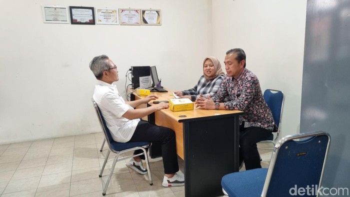 Ketua Bawaslu Bantul, Didik Joko Nugroho saat meminta klarifikasi Bupati Bantul, Abdul Halim Muslih terkait dugaan pelanggaran kampanye Titiek Soeharto di acara Kementan, Rabu (7/2/2024).