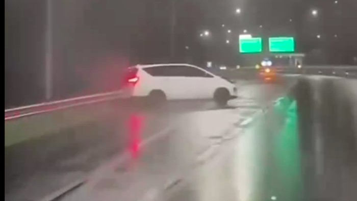Kijang Innova melintir di tol