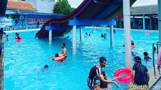 Kolam renang Tirta Talun Cirebon.