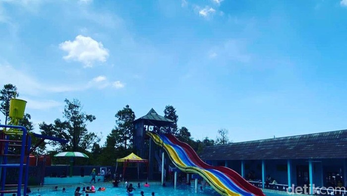 Kolam renang Tirta Talun Cirebon.