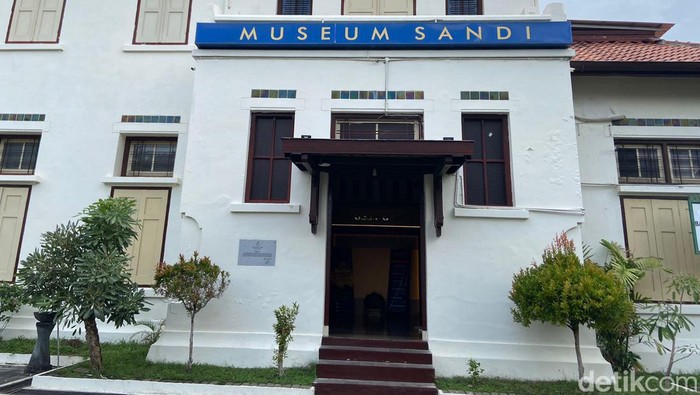 Koleksi masterpiece di Museum Sandi Jogja, ada patung budak Yunani dan mesin sandi yang belum terpecahkan.