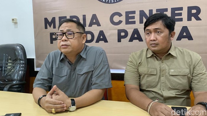 Kasatgas Damai Cartenz Kombes Faizal Ramadhani (kiri).