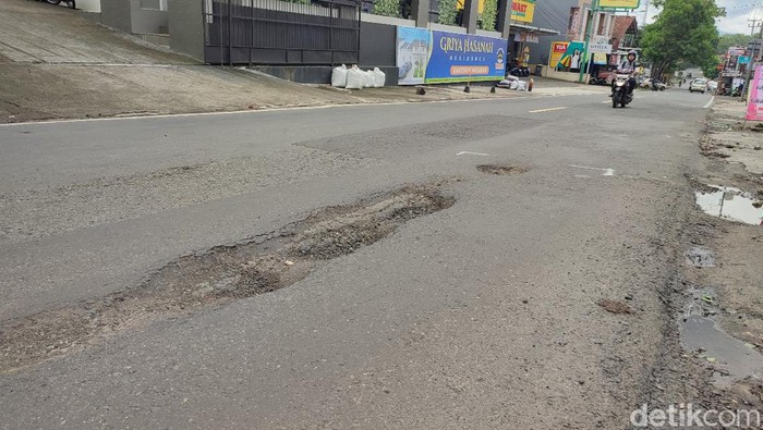 Kondisi lubang di Jalan RE Martadinata Ciamis, Kecamatan Baregbeg, sebelum RS Al Arif.