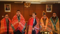 Menko Marves Luhut Binsar Pandjaitan (tengah) bersama dengan Wakil Menteri BUMN Kartika Wirjoatmodjo (kiri) Menteri Pemuda dan Olahraga Dito Ariotedjo (kedua kiri), Menteri Pariwisata dan Ekonomi Kreatif/Badan Pariwisata dan Ekonomi Kreatif Sandiaga Uno (kedua kanan) dan Direktur Utama InJourney Dony Oskaria (kanan) mengenakan kain ulos usai memberikan keterangan pers jelang F1 PowerBoat Danau Toba di Jakarta, Rabu (7/2/2024).