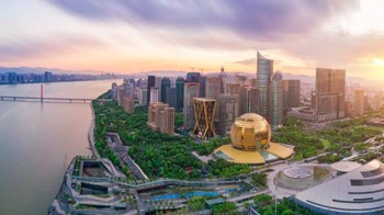 Hangzhou. Hangzhou adalah rumah bagi Kota Baru Qianjiang, salah satu Kota Baru terbesar dan paling rumit di China. Kota baru ini adalah salah satu dari dua kawasan pusat bisnis utama di wilayah yang lebih luas. Foto: via A-Z Animals