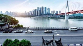Chongqing. Chongqing dibangun di atas bukit dan disusun vertikal. Ada jalur kereta membelah gedung tinggi, setiap apartemen terkoneksi oleh jembatan, bahkan ada jalan raya di atas sebuah gedung. Foto: via A-Z Animals