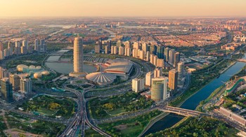 Zhengzhou. Zhengzhou adalah pusat politik dan teknologi di Provinsi Henan, yang berada di wilayah Dataran Tengah China. Zhengzhou juga merupakan pusat utama penelitian ilmiah, dan infrastrukturnya mencerminkan hal ini. Foto: via A-Z Animals