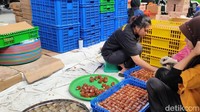 Pada saat momen Imlek, rata-rata permintaan bisa 120 sampai 200 kg dimulai sejak H-10 Imlek. Meskipun demikian, ditahun-tahun sebelumnya jumlah kue keranjang yang di produksi bisa melebih angka tersebut karena masih sedikitnya produsen kue keranjang. Foto: Devteo Mahardika/detikJabar
