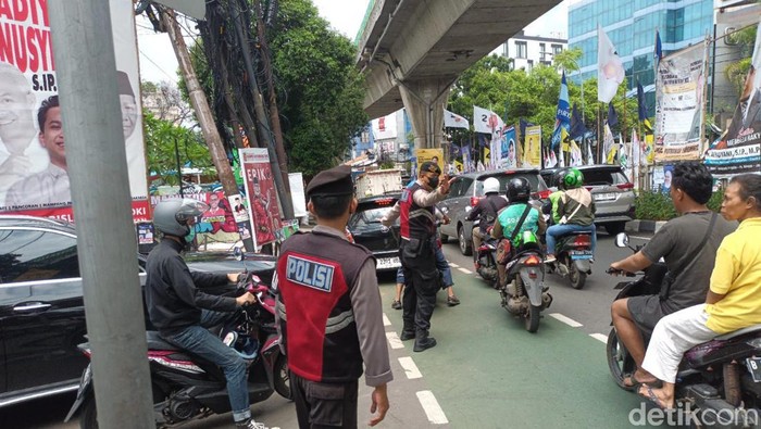 Lalin di kawasan Mampang-Tendean, Kamis (7/2/2024) macet parah imbas pelat besi gorong-gorong yang terlepas di Underpass Mampang.