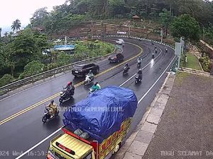 Jalan Jogja-Wonosari Ramai Meski Hujan Sore Ini, Tetap Waspada Saat Berkendara!