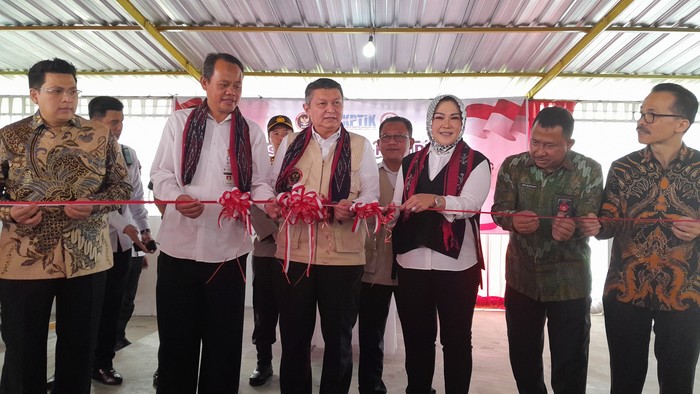 Launching Warung NKRI Digital di Kecamatan Polanharjo, Kabupaten Klaten, secara simbolis lewat pemotongan pita, Rabu (7/2/2024).