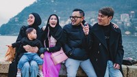 Ada juga bos MSGlow, Shandy Purnamasari dan Juragan 99 turut serta dalam liburan itu. Foto: instagram Lesti Kejora