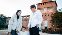 Mereka memakai jaket dengan warna serupa, putih. Foto: instagram Lesti Kejora
