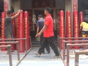 Menengok Pemasangan Lilin Imlek di Vihara Dharma Ramsi Bandung