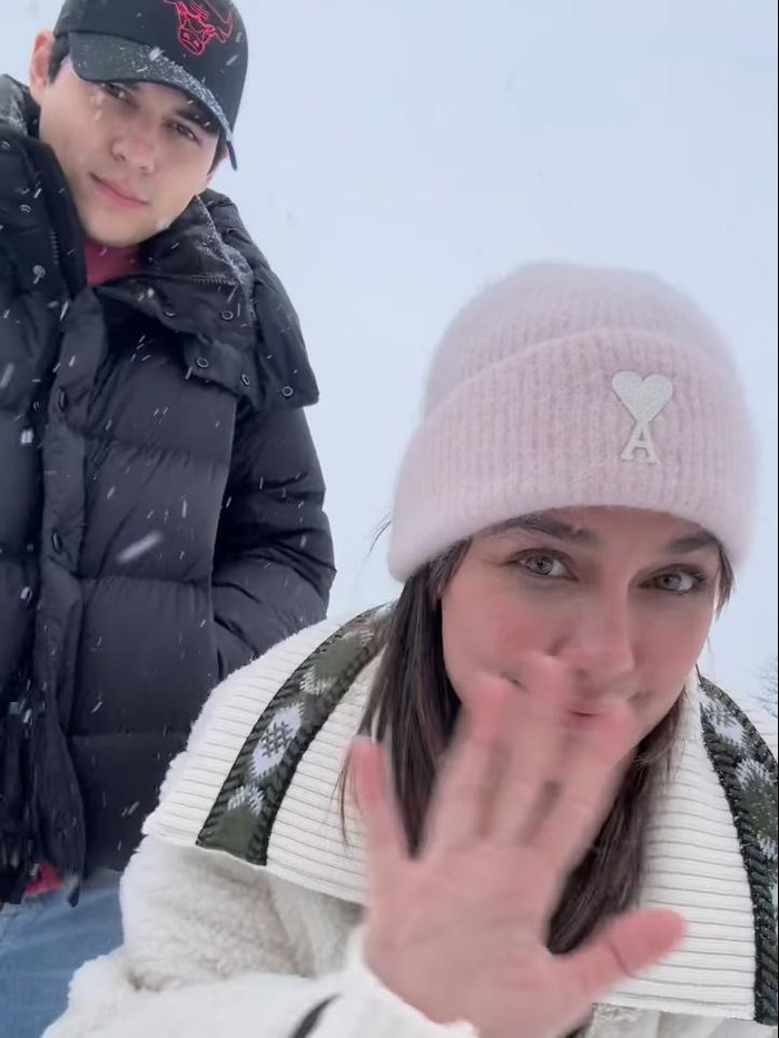 Luna Maya dan Maxime Bouttier main salju.