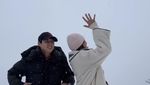 Dingin... Luna Maya dan Maxime Bouttier Asyik Main Salju
