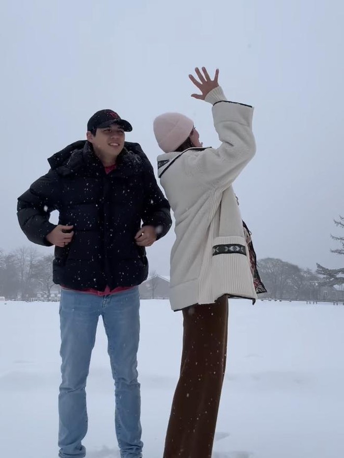 Luna Maya dan Maxime Bouttier main salju.