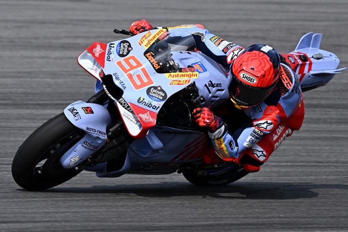 Gresini Racing MotoGPs Spanish rider Marc Marquez takes a corner during the second day of the pre-season MotoGP test at the Sepang International Circuit in Sepang on February 7, 2024. (Photo by Mohd RASFAN / AFP)