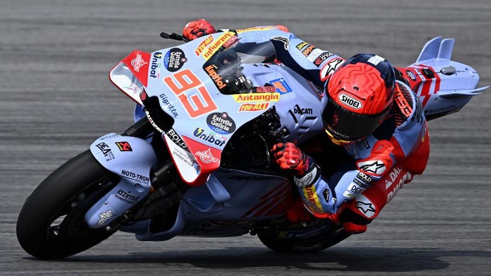 Gresini Racing MotoGPs Spanish rider Marc Marquez takes a corner during the second day of the pre-season MotoGP test at the Sepang International Circuit in Sepang on February 7, 2024. (Photo by Mohd RASFAN / AFP)