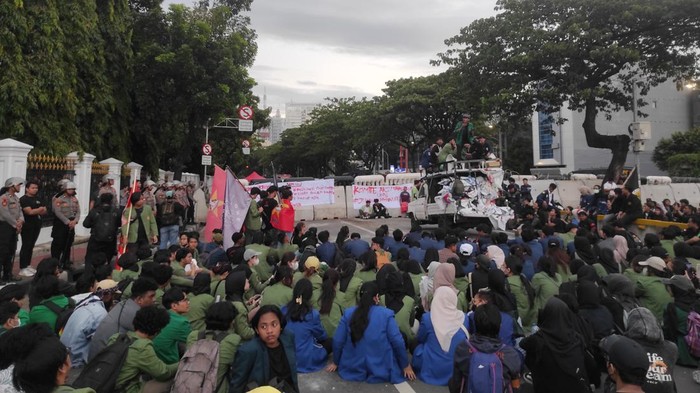 Massa Mahasiswa Gelar Aksi di Depan Istana (Azhar-detikcom)