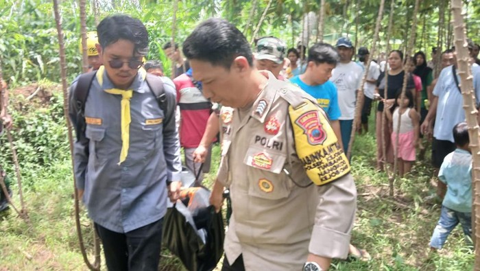 Petugas gabungan mengevakuasi jasad pria asal Banjarnegara yang ditemukan tewas mengambang di Sungai Kacangan, Kecamatan Kejobong, Kabupaten Purbalingga, Rabu (7/2/2024).