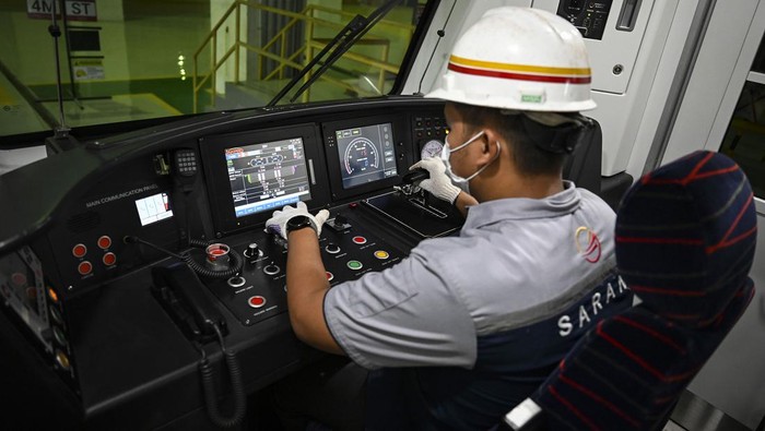 Seorang teknisi melakukan perawatan kereta LRT Jakarta di Depo LRT Jakarta, Pegangsaan Dua, Jakarta, Rabu (7/2/2024). Pemeriksaan dan perawatan ringan rangkaian kereta LRT Jakarta tersebut dilakukan secara berkala setiap tujuh hari dan empat bulan serta perawatan berat setiap empat tahun sekali guna memberikan keamanan dan kenyamanan bagi penumpang. ANTARA FOTO/Erlangga Bregas Prakoso/Spt.