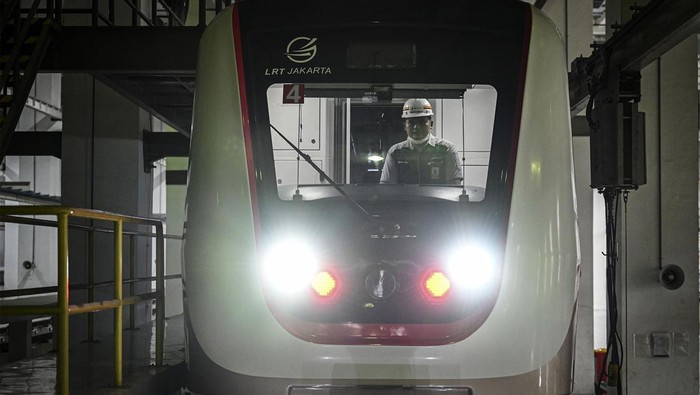 Seorang teknisi melakukan perawatan kereta LRT Jakarta di Depo LRT Jakarta, Pegangsaan Dua, Jakarta, Rabu (7/2/2024). Pemeriksaan dan perawatan ringan rangkaian kereta LRT Jakarta tersebut dilakukan secara berkala setiap tujuh hari dan empat bulan serta perawatan berat setiap empat tahun sekali guna memberikan keamanan dan kenyamanan bagi penumpang. ANTARA FOTO/Erlangga Bregas Prakoso/Spt.