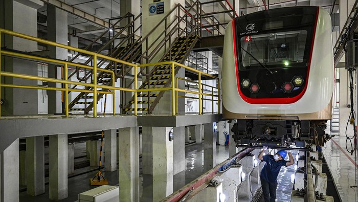 Seorang teknisi melakukan perawatan kereta LRT Jakarta di Depo LRT Jakarta, Pegangsaan Dua, Jakarta, Rabu (7/2/2024). Pemeriksaan dan perawatan ringan rangkaian kereta LRT Jakarta tersebut dilakukan secara berkala setiap tujuh hari dan empat bulan serta perawatan berat setiap empat tahun sekali guna memberikan keamanan dan kenyamanan bagi penumpang. ANTARA FOTO/Erlangga Bregas Prakoso/Spt.