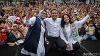 Anies mengajak istri dan anaknya, Fery Farhati dan Mutiara Baswedan ke panggung.