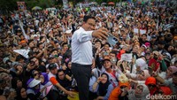 Anies berfoto bersama pendukung.