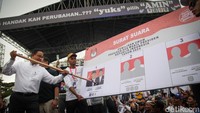 Capres nomor urut 1 ini juga mensimulasikan pencoblosan surat suara.