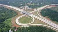 Kedua jalan tol tersebut adalah Jalan Tol Indrapura – Kisaran seksi I Indrapura – Lima Puluh (15,6 km) garapan PT Hutama Karya (Persero) (Hutama Karya), dan Jalan Tol Kuala Tanjung – Tebing Tinggi – Parapat seksi I Tebing Tinggi – Indrapura (28 km) yang digarap oleh anak usaha Hutama Karya, PT Hutama Marga Waskita (HMW).