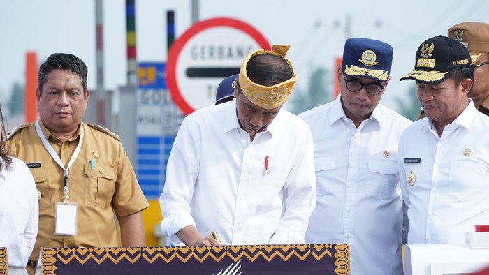 Momen Jokowi Resmikan Tol Didampingi Menteri PUPR Ad Interim Budi Karya