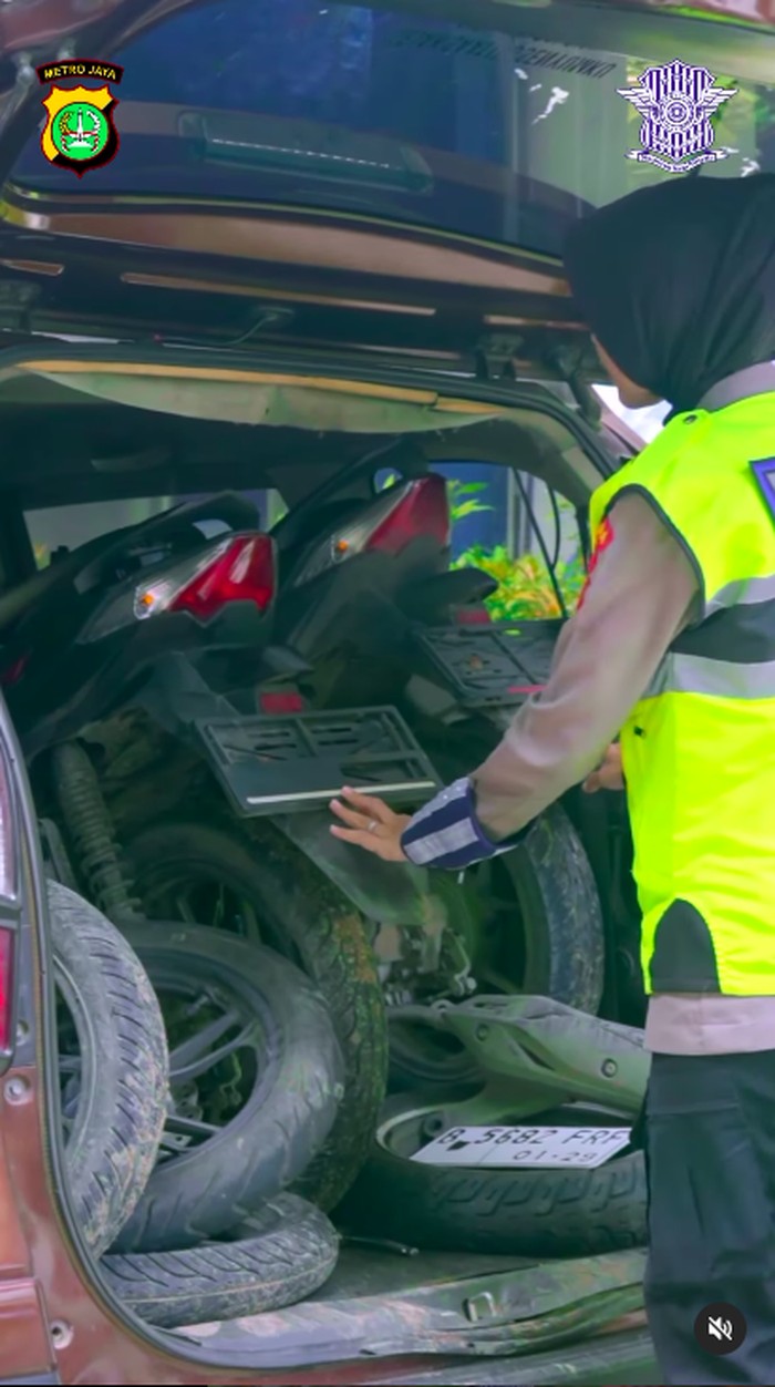 Motor diangkut pakai Daihatsu Xenia