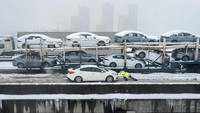 Salju yang turun dengan tebal menghambat pemudik yang akan menuju kampung halaman. China Daily via REUTERS.  