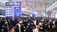 Sementara itu, warga yang pergi dengan kereta api juga harus berjuang karena banyaknya penumpang, seperti terlihat di Stasiun Kereta Api Wuhan pada 6 Februari 2024. cnsphoto via REUTERS.  