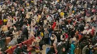 Wisatawan menunggu untuk naik kereta mereka di Stasiun Kereta Api Wuhan, selama kesibukan perjalanan Festival Musim Semi menjelang Tahun Baru Imlek cnsphoto via REUTERS.  