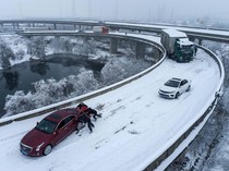 Mudik Imlek di Wuhan, Mobil Terjebak Salju-Stasiun Kereta Penuh Sesak