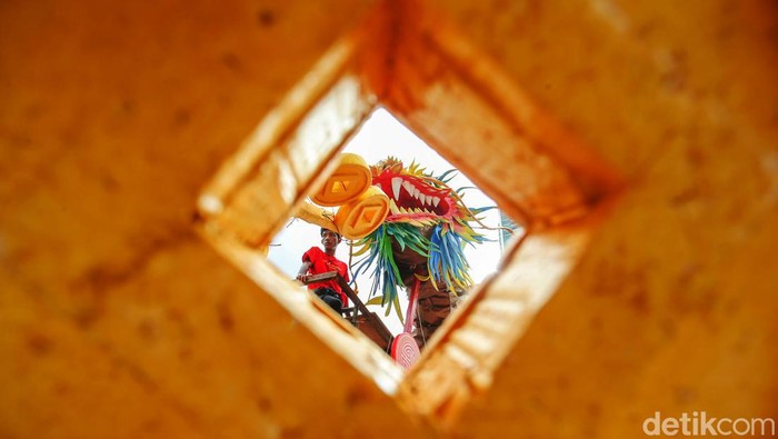 Pemprov DKI Jakarta membuat ornamen naga raksasa di Bundaran HI. Ornamen itu untuk menyemarakkan Imlek 2024.