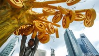 Selain naga, terdapat juga instalasi tambahan seperti pohon koin emas hingga bunga.