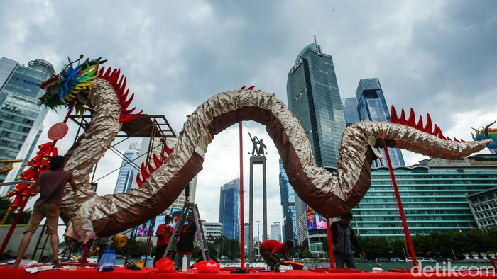 Pemprov DKI Jakarta membuat ornamen naga raksasa di Bundaran HI. Ornamen itu untuk menyemarakkan Imlek 2024.
