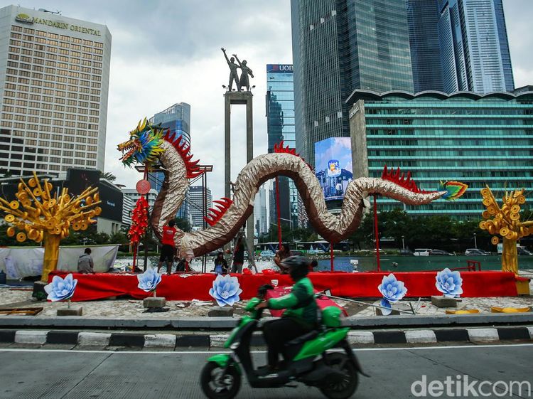 Penampakan Naga Raksasa Mejeng di Bundaran HI