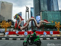 Penampakan Naga Raksasa Mejeng di Bundaran HI