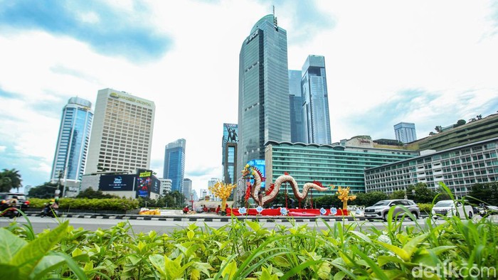 Pemprov DKI Jakarta membuat ornamen naga raksasa di Bundaran HI. Ornamen itu untuk menyemarakkan Imlek 2024.