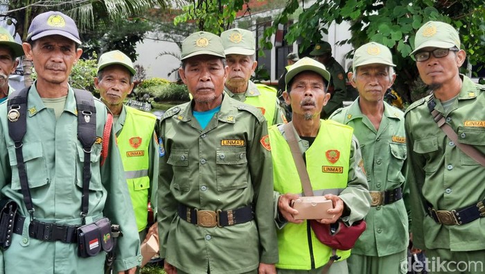 Nana (74) salah satu anggota Linmas asal Desa Salebu Kecamatan Mangunreja, Kabupaten Tasikmalaya