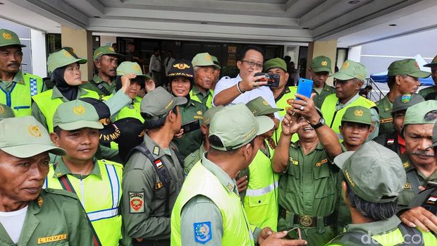 Nana (74) salah satu anggota Linmas asal Desa Salebu Kecamatan Mangunreja, Kabupaten Tasikmalaya