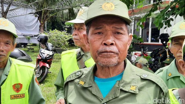 Nana (74) salah satu anggota Linmas asal Desa Salebu Kecamatan Mangunreja, Kabupaten Tasikmalaya