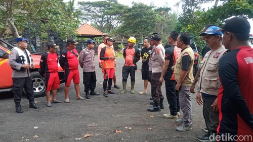 Tim gabungan berkumpul di Pantai Soka, Desa Antap, Kecamatan Selemadeg, Tabanan, Bali yang berkoordinasi untuk mencari korban tenggelam, Rabu (7/2/20224).
