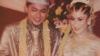 Inilah momen saat Nia dan Adit AFI menikah 13 tahun lalu. Mereka kerap dijodoh-jodohkan oleh penggemar saat masih menjadi finalis ajang pencarian bakat menyanyi. Gak disangka hubungan mereka berlanjut sampai pernikahan. Foto: Instagram @niadit_poll